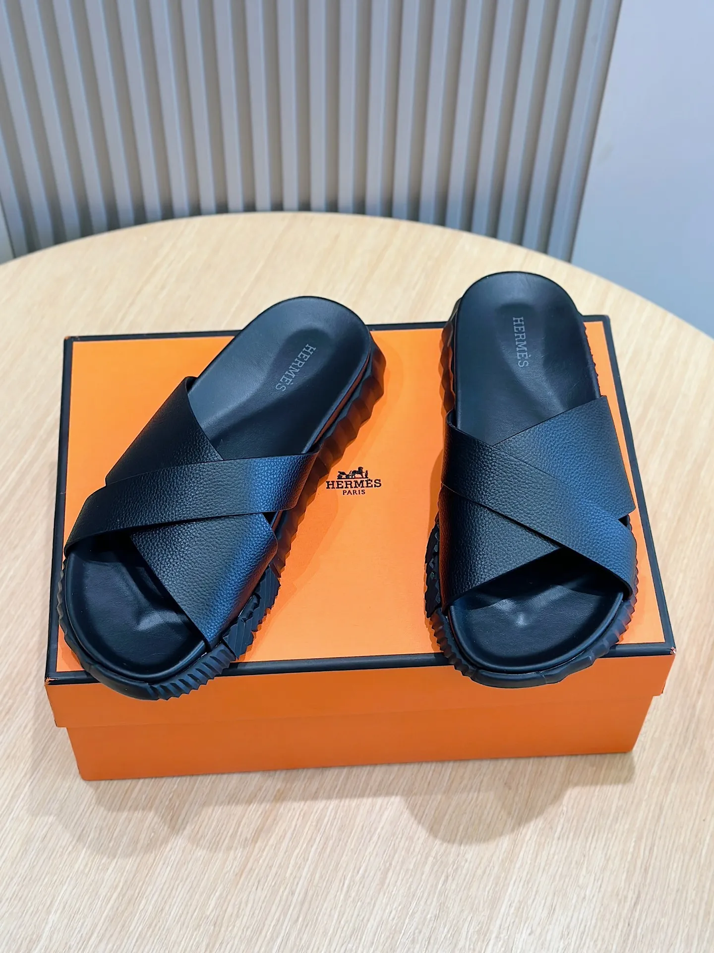 Factory price: 360💰Hermès [HERMÈS] Top Herme*H Home Hermès Men's Sandals and Slippers-Original Reproduction. Purchase the original version and make it one to one. The outsole is privately molded. The color of the outsole corresponding to each color is the same as the original version. Come to those who know the stuff 💪 The ultra-light soles are designed in contrasting colors, and they feel so comfortable on your feet! Calfskin, cowhide feet, private model outsole. Size: 39-44 (customized at 38.45)